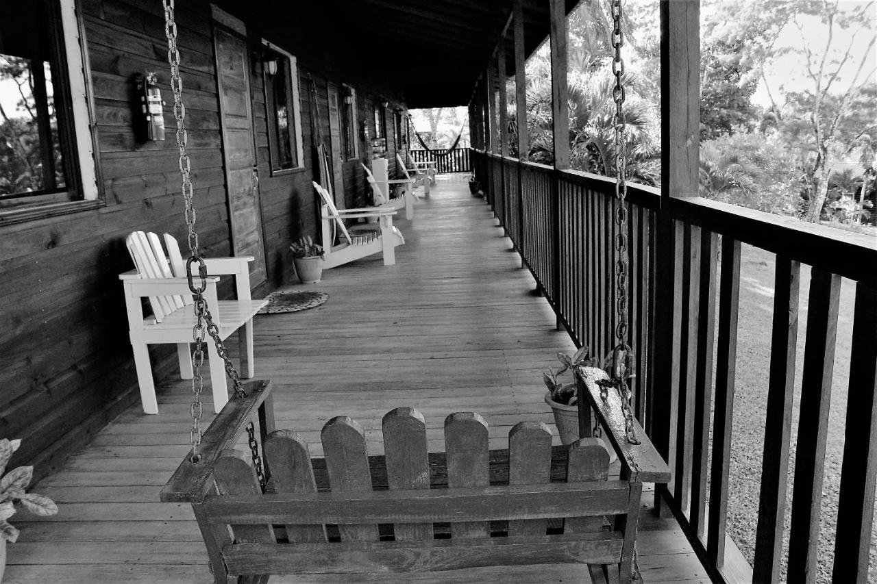 The Log Cab-Inn San Ignacio Esterno foto